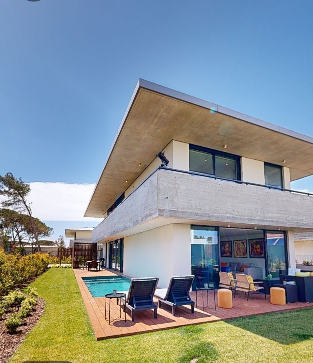Moradia T4 com piscina e jardim privativo em Cascais