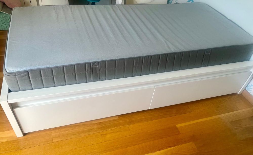 Cama Malm Ikea com estrato e colchão incluído, com muito pouco uso