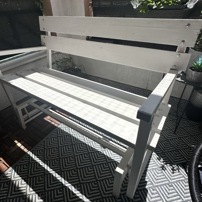 ręcznie robiona biała ławka balkonowa delikatnie bujana