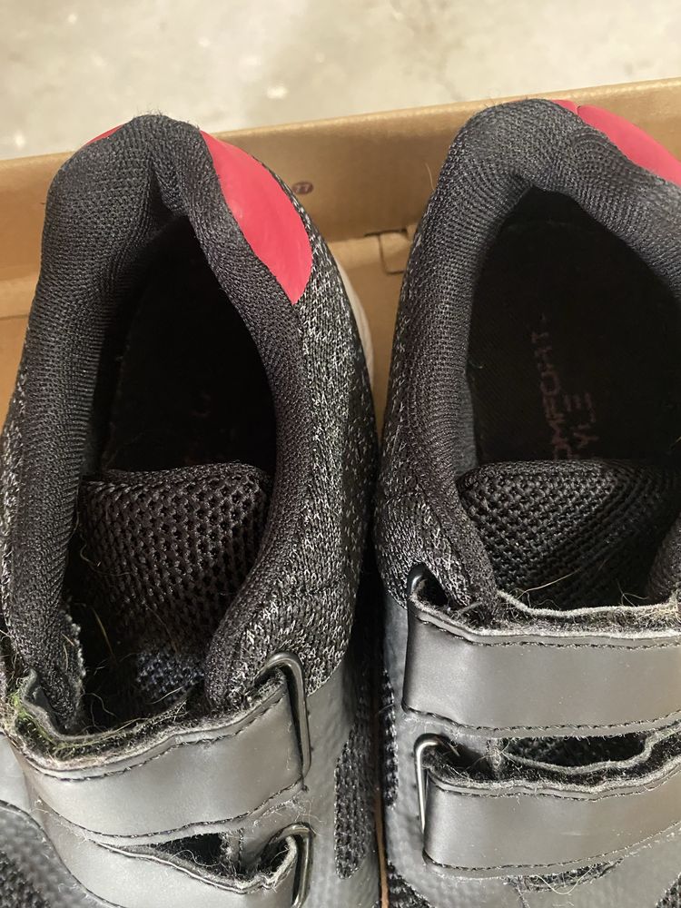 Tenis pretos menino