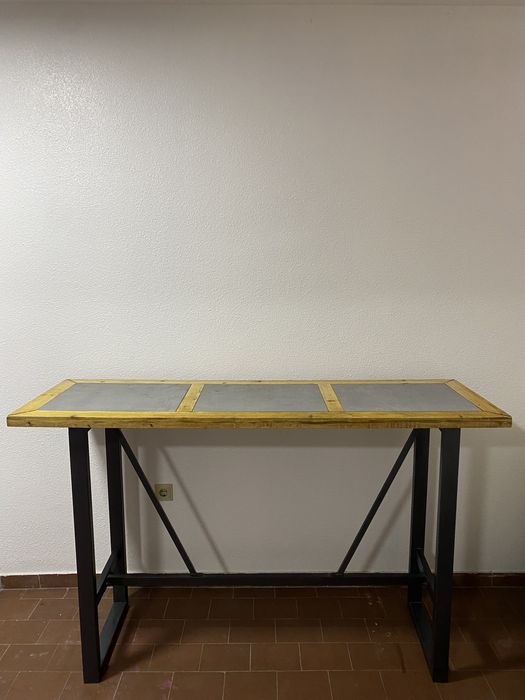 Mesa alta de madeira e pedra - Gato Preto (500eur valor original)