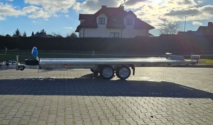 Przyczepa laweta uchylna