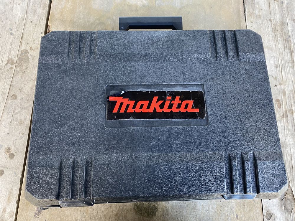 Продам перфоратор Makita HR3210B