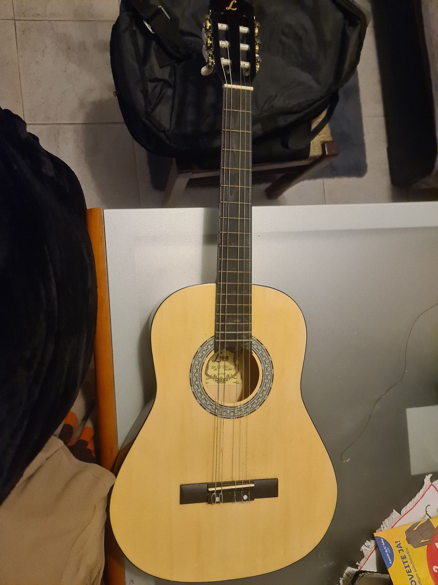 Guitarra acústica criança