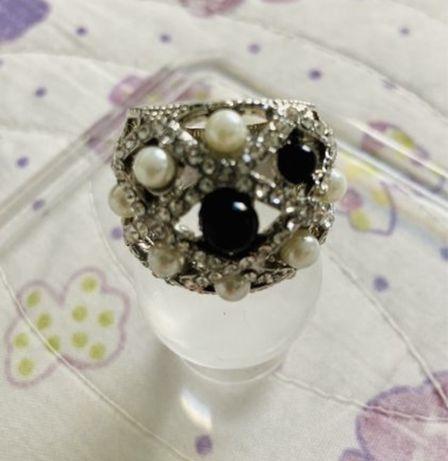 Pierścionek ze stali z czarnymi oraz perlowymi oczkami