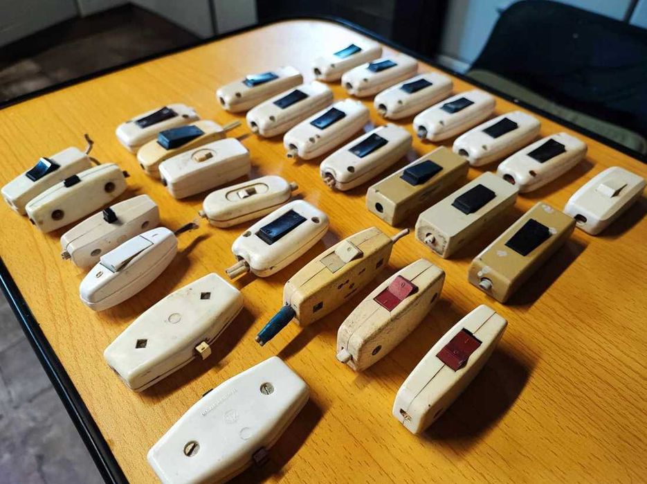 Bakelitowy wyłącznik,pstryczek elektryczek,cena za 1 szt.