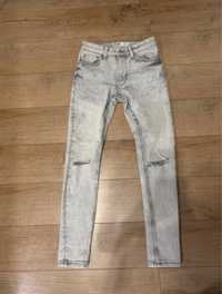 Skinny jeansy z dziurami