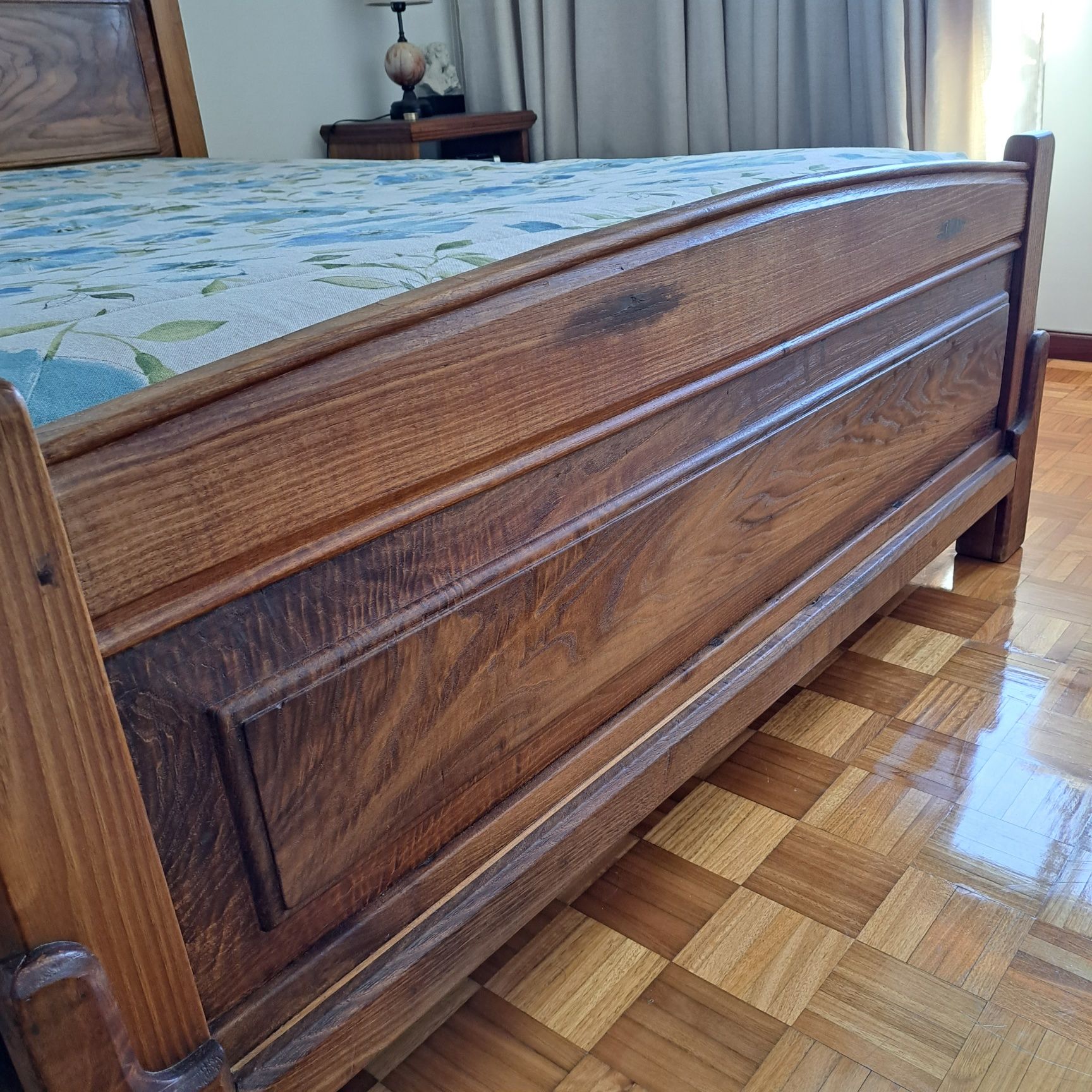 Cama em castanho maciço