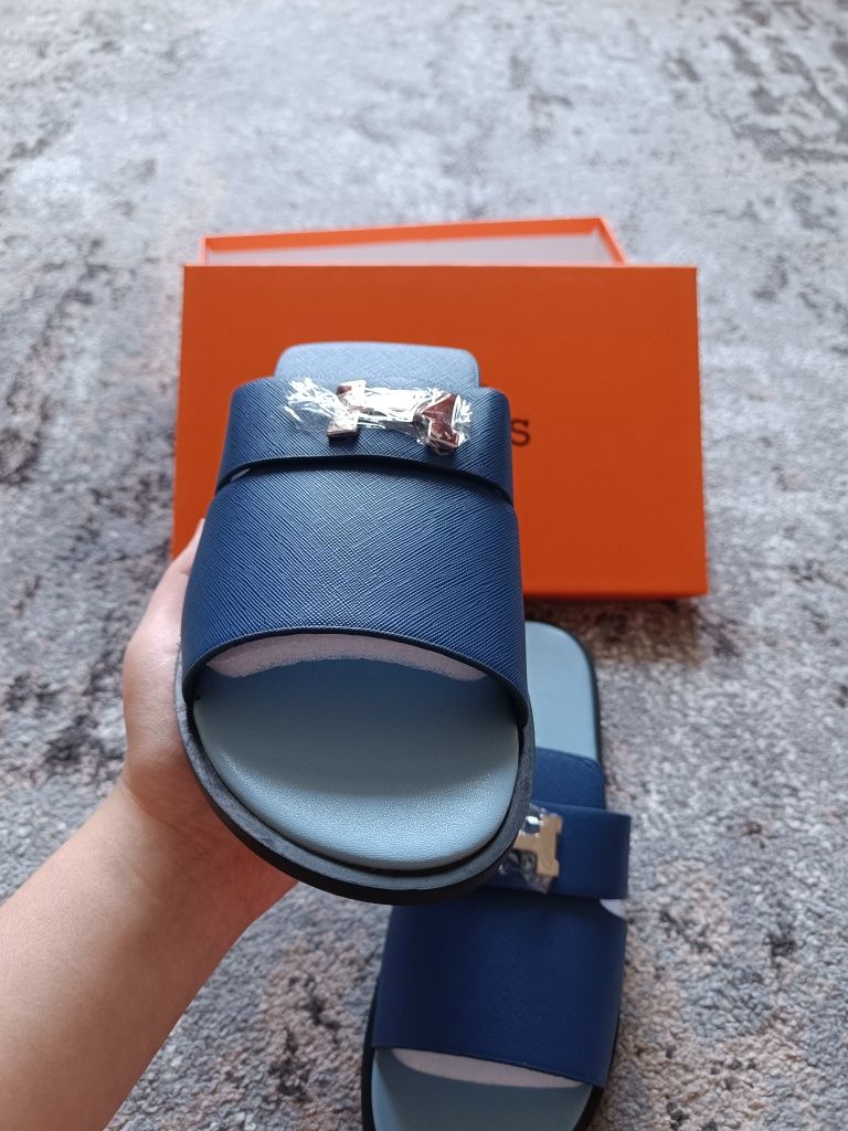 Шльопанці Hermes.