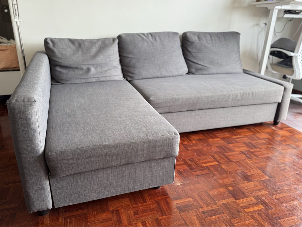 Sofá-cama IKEA Friheten com interior para arrumação