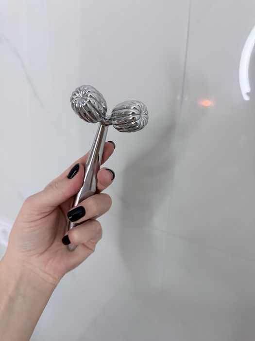 Роликовий масажер для лиця і шиї Wellderma