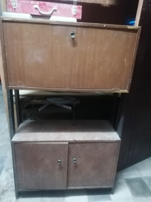 Movel antigo, com abertura que da para secretária