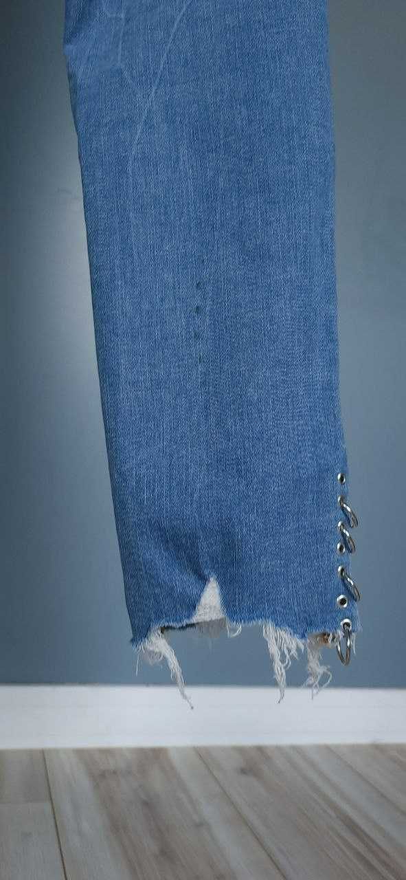 Niebieskie spodnie jeansowe skinny z dziurami niski stan Zara Woman