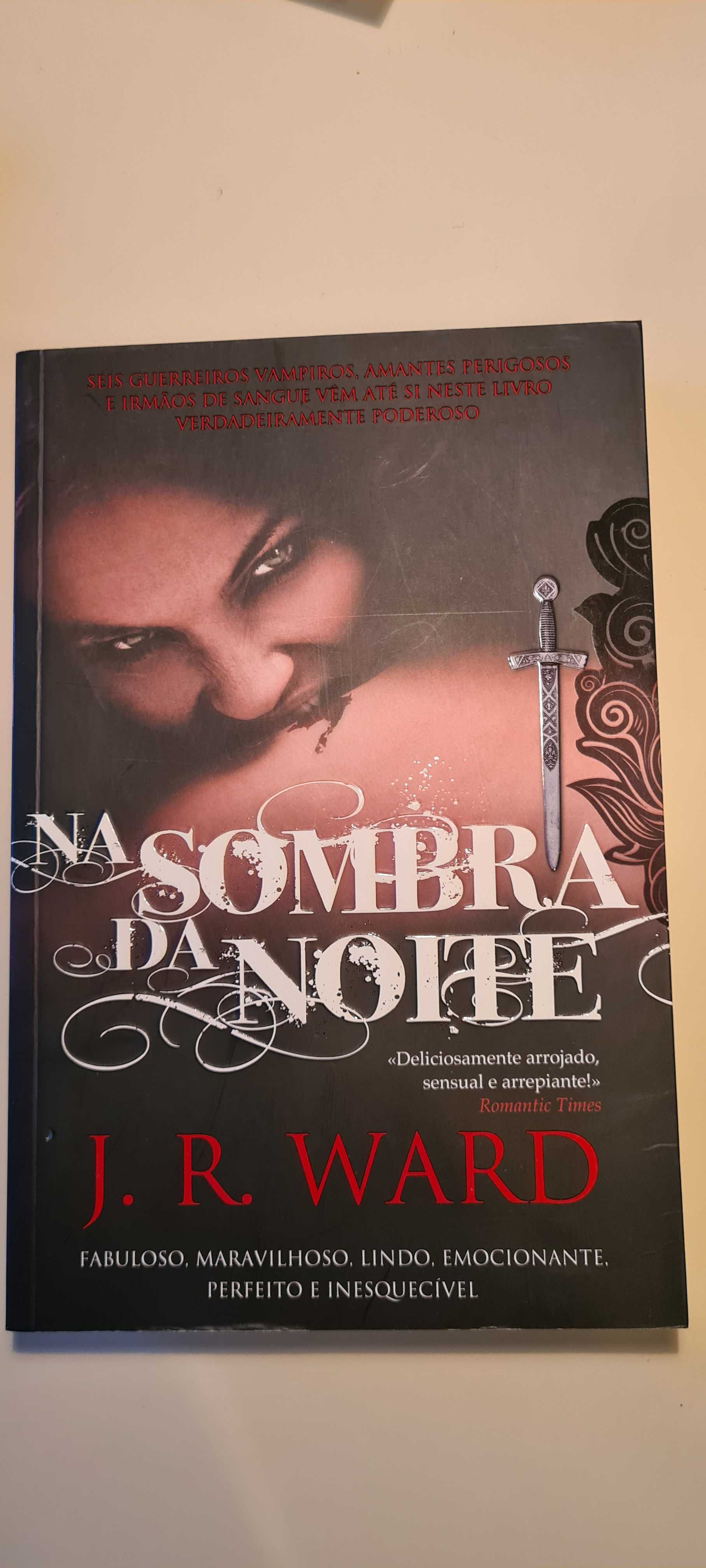 Livro "Na Sombra da Noite" de J. R. WARD (Português)