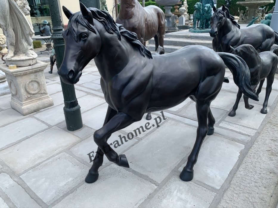 350cm Koń , Konie Koniki, klacz ze źrebakiem rzeźba z brązu Imponując