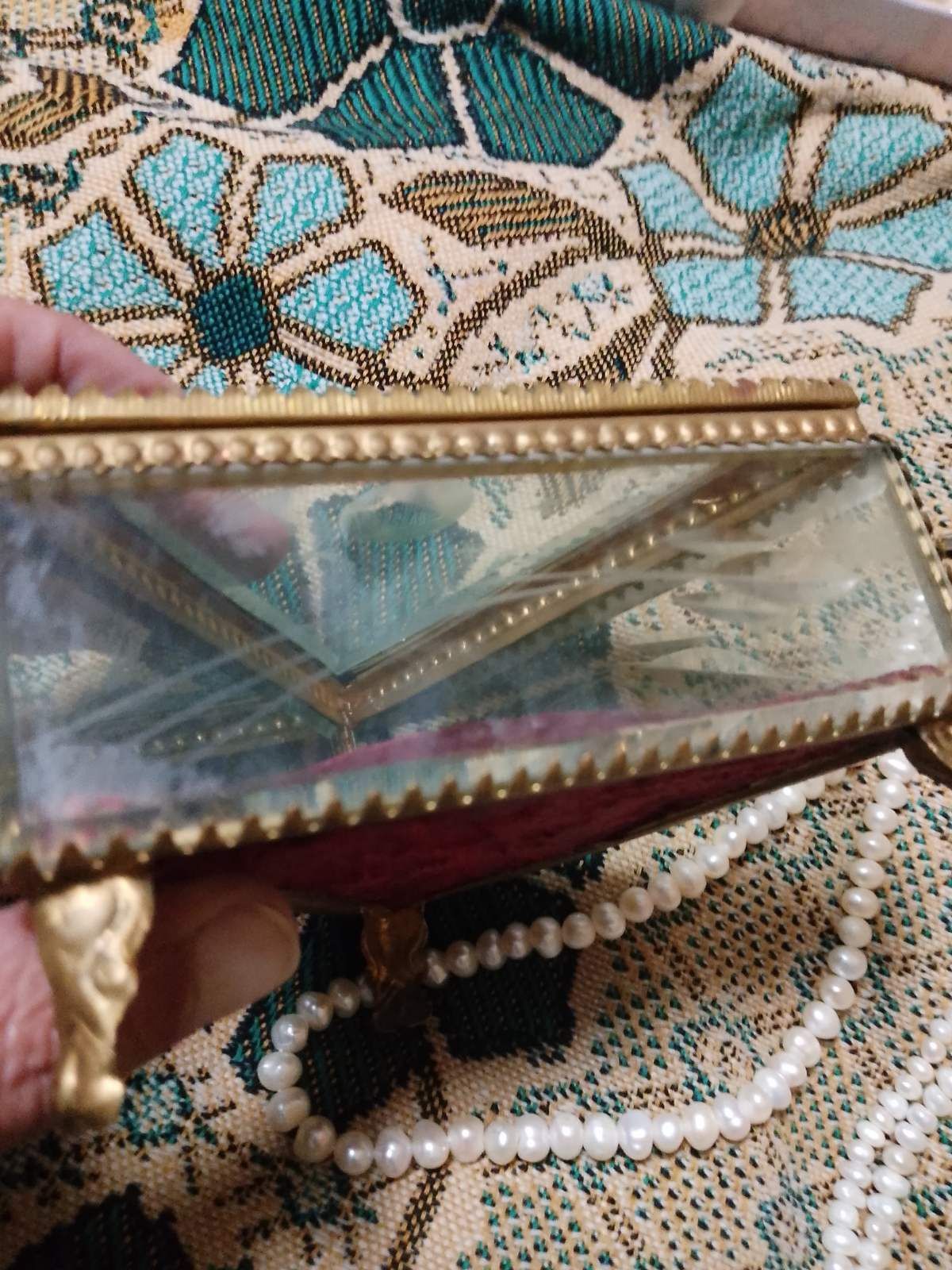 Продам две шкатулки Камея, и стекло латунь Космос.