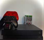 Konsola Xbox One X + 2 pady + 6 gier + ładowarka