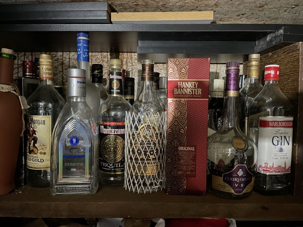 Бутылки из-под элитного алкоголя в бар коллекцию