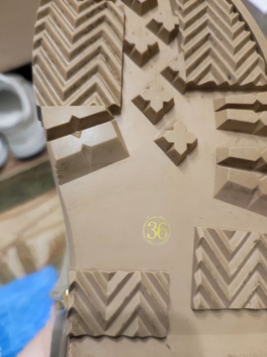 Жіночі або підліткові черевики