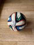Piłka Adidas Brazuca z autografem Roberta Lewandowskiego