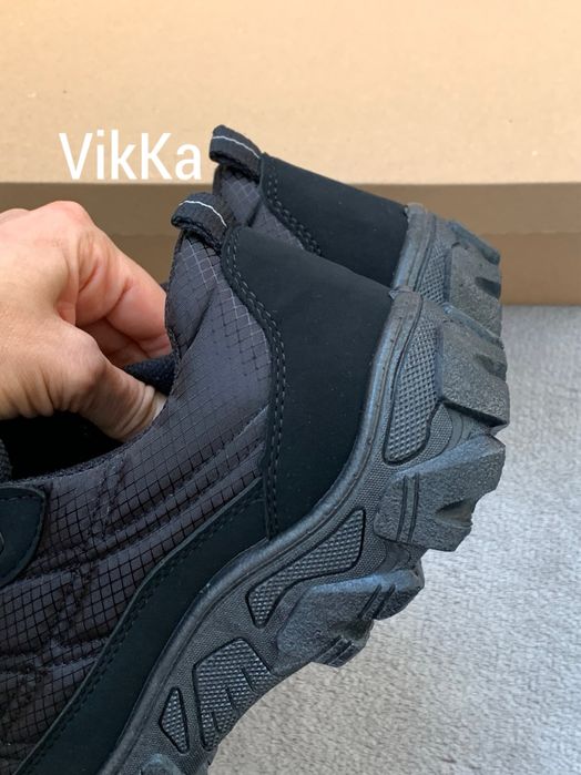 Чорні теплі кросівки