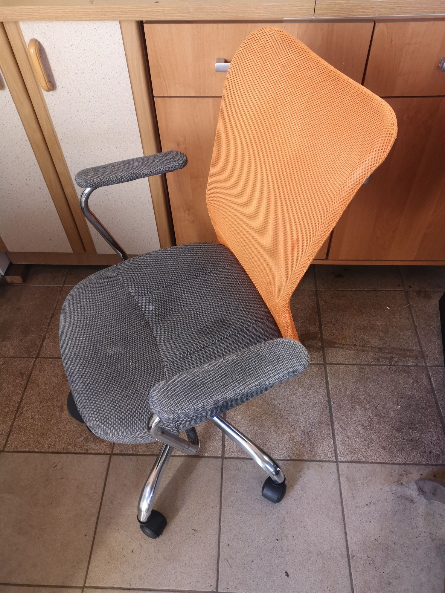 Krzesło biurkowe idealnie dopasowane do  pleców