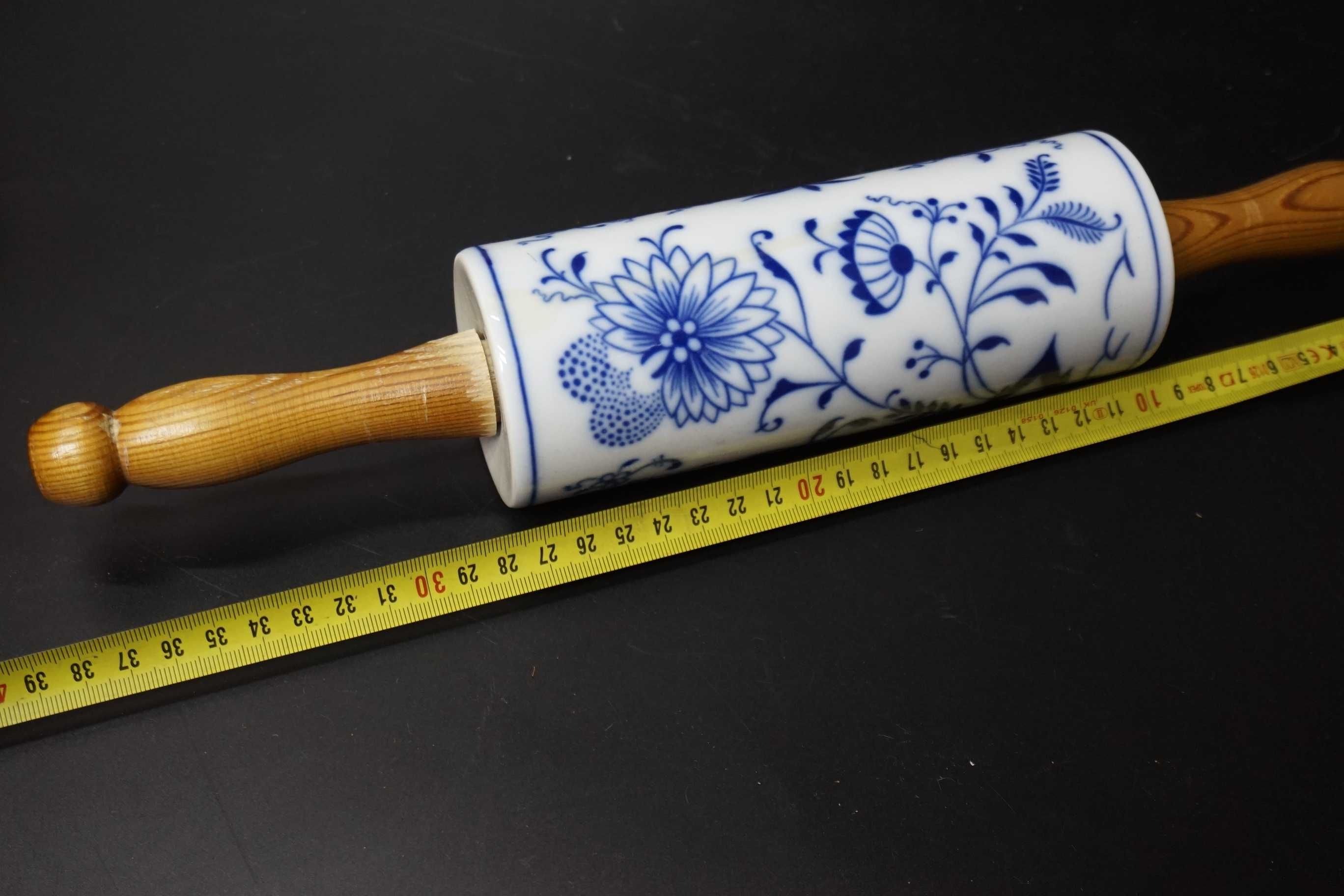 Porcelanowy wałek z wzorem miśnieńskim (Blue Onion)