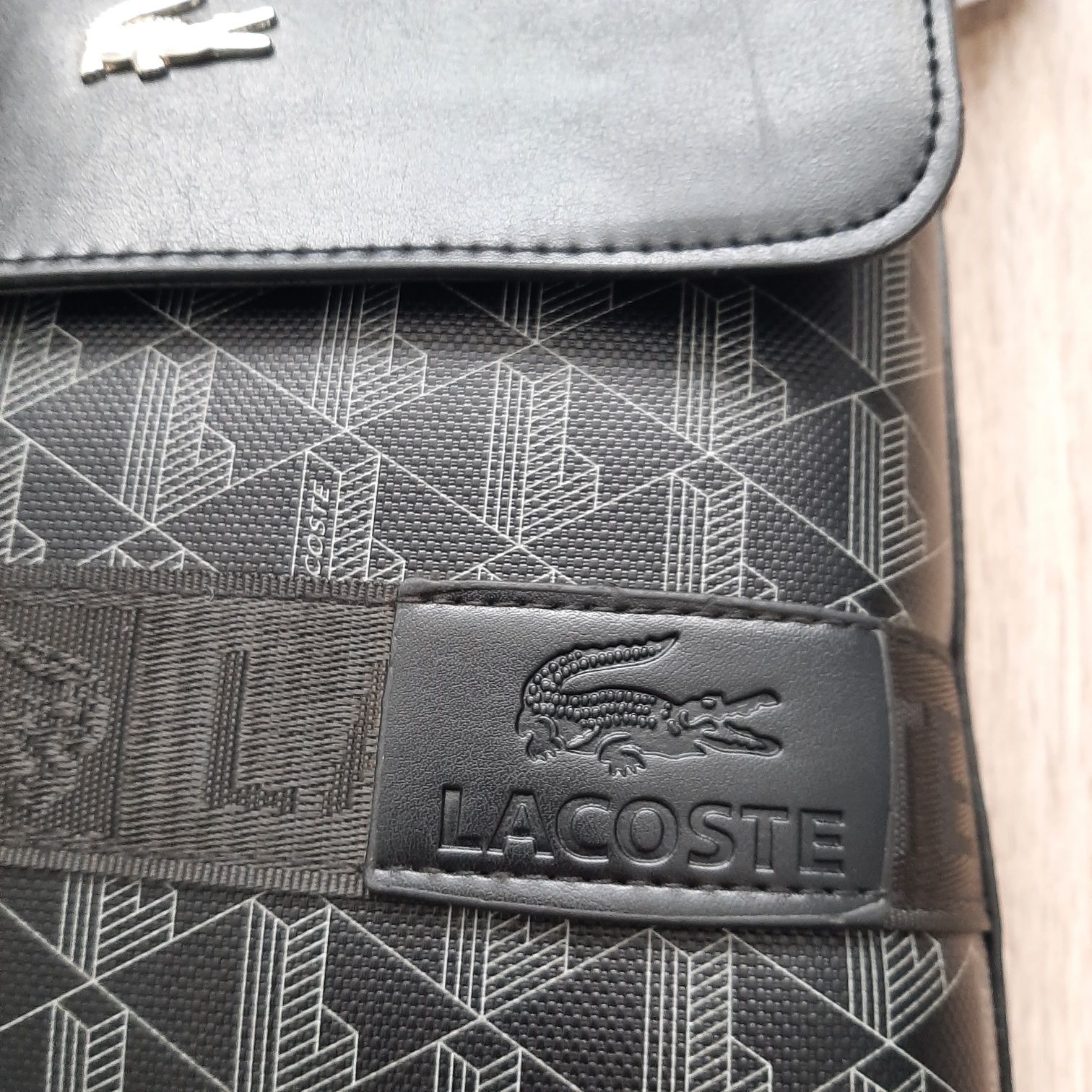 Сумка Lacoste на плече чорний колір