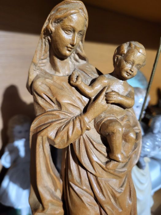 Drewniana rzeźba Matki Bożej Maryja z dzieciątkiem Jezus