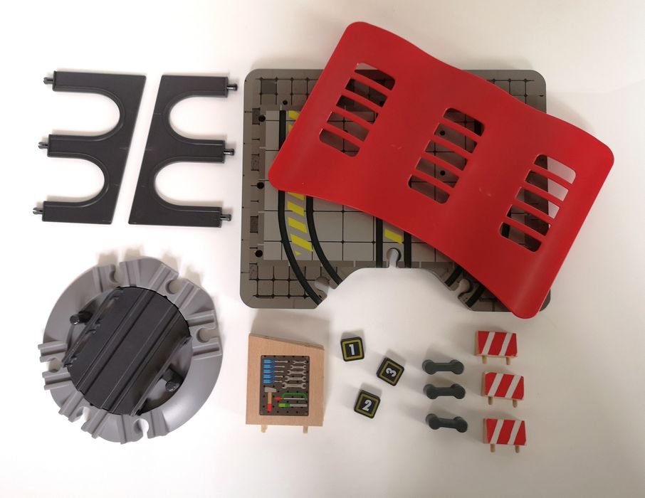 Duża, drewniana parowozownia Playtive z 3 peronami i obrotnicą