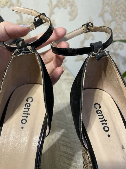 Женские босоножки на танкетке