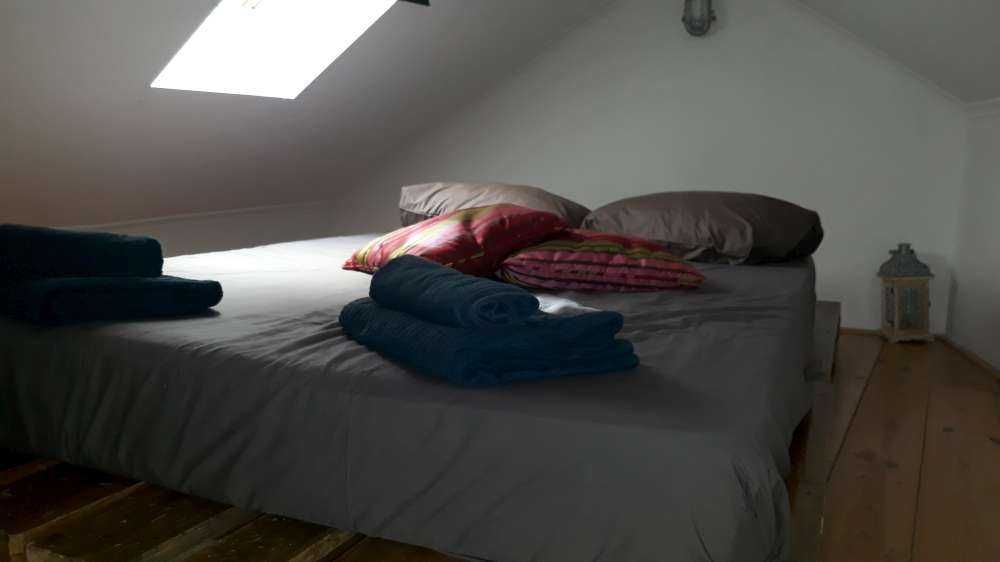 Sotão(QUARTO)+ wc privado. Teto BAIXO. Centro Lisboa. Com CAUÇÃO.