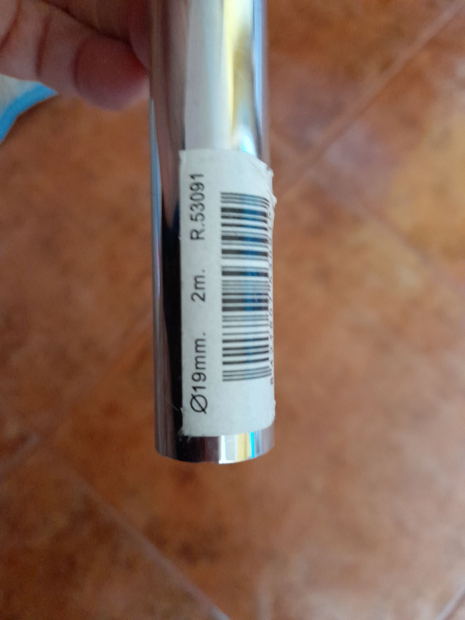 Varão metálico para roupeiro
