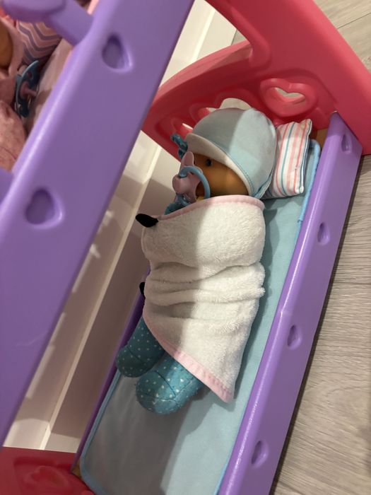 Pack brinquedos bebé – cama, cadeira de comer, carrinho e 5 bonecos