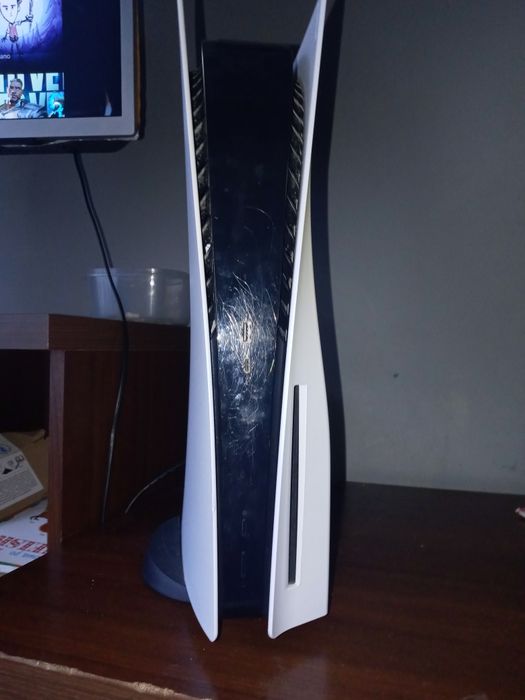 Konsola ps 5 z kartonem i 2 padami