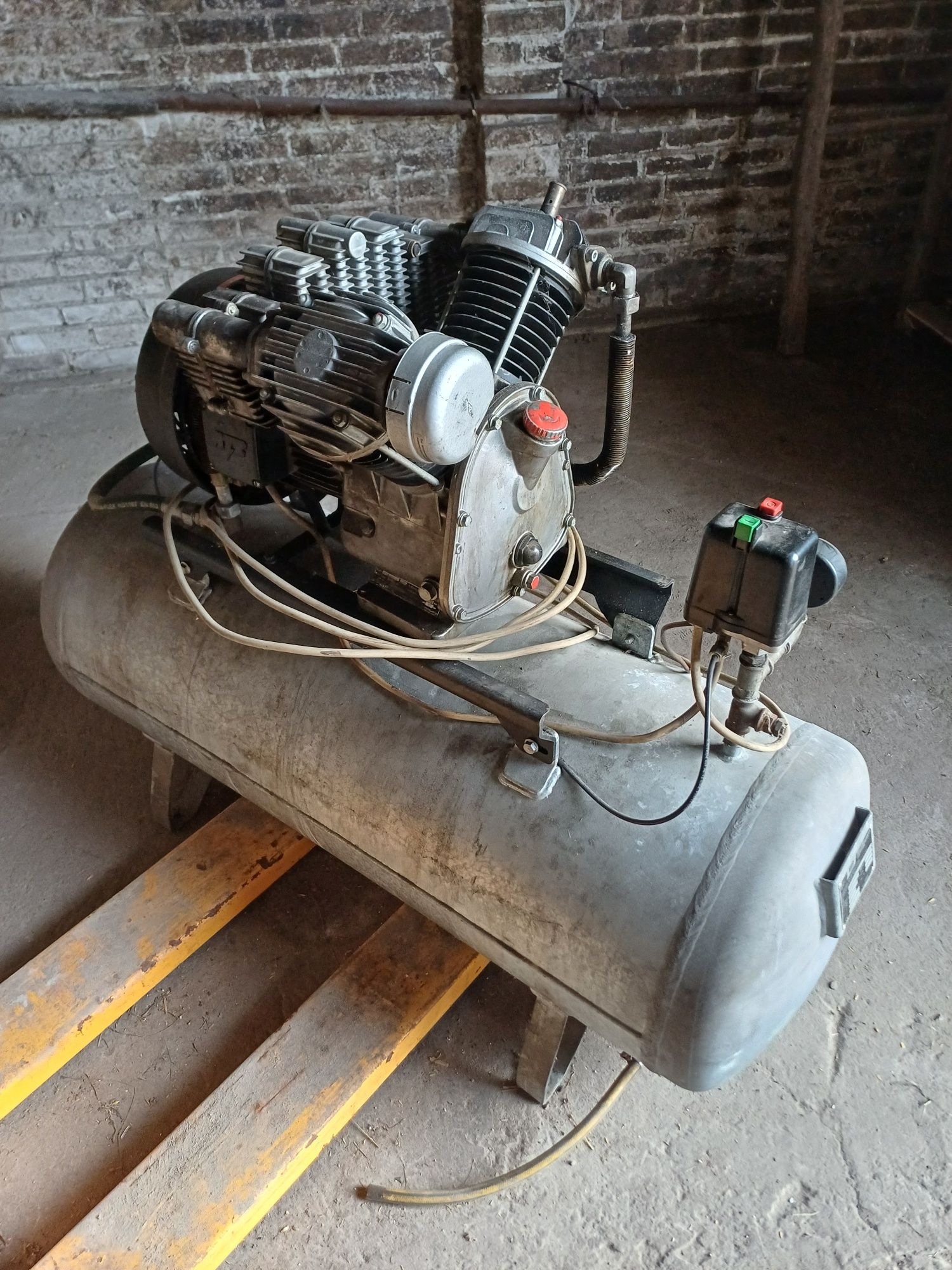 Niemiecki kompresor Blitz bania 250 litrów max 16 barów silnik 3KW
