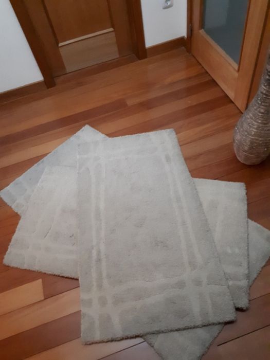 Trio de tapetes de quarto.