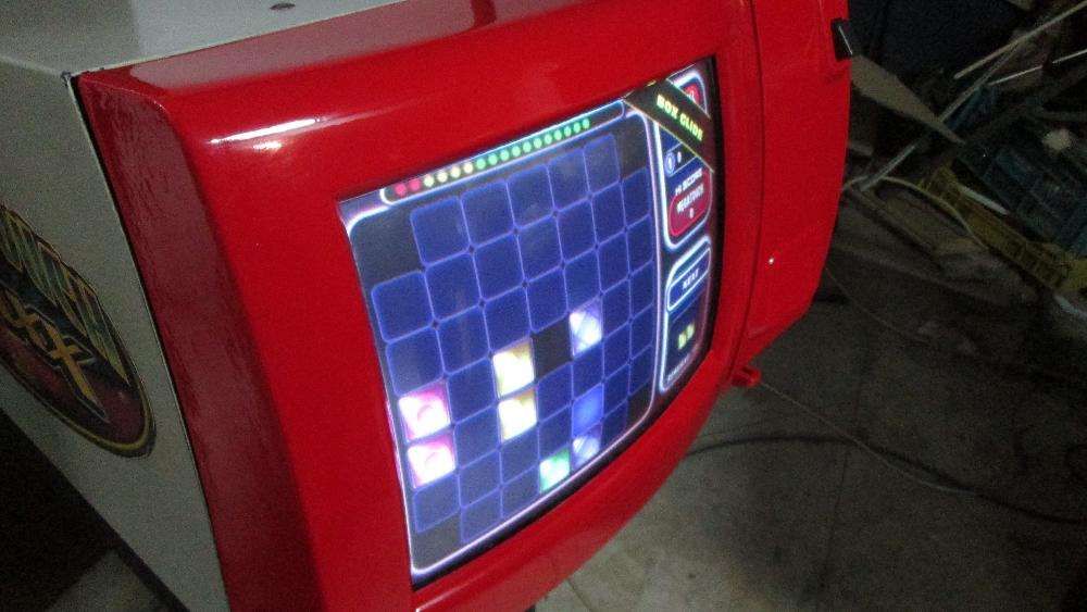 Maquina com jogos cor vermelha e branca original