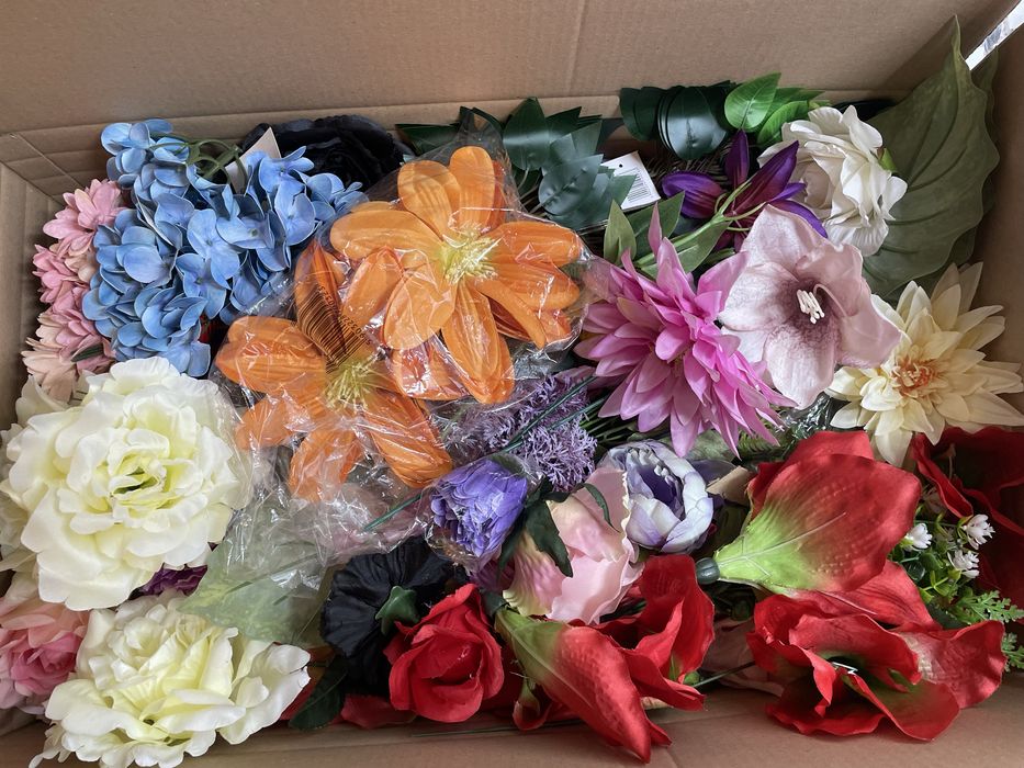 Mix box kwiaty sztuczne minimum 100 szt.