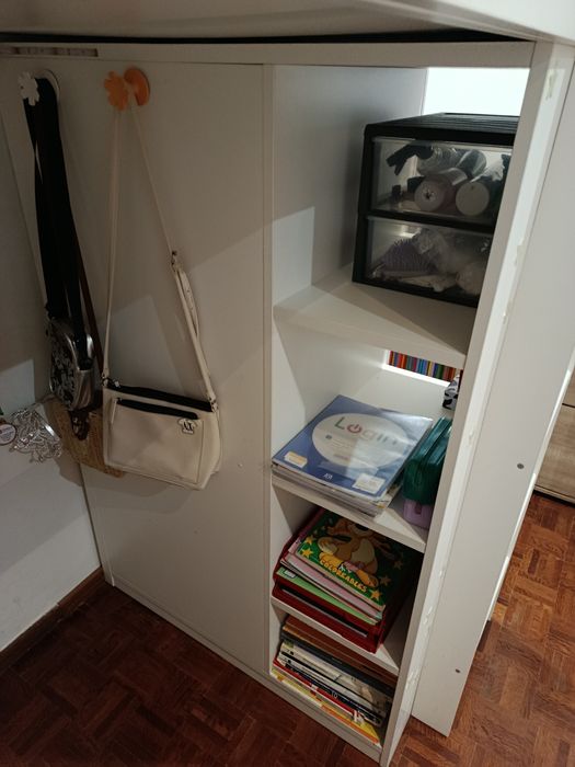 Cama alta com roupeiro e secretária IKEA