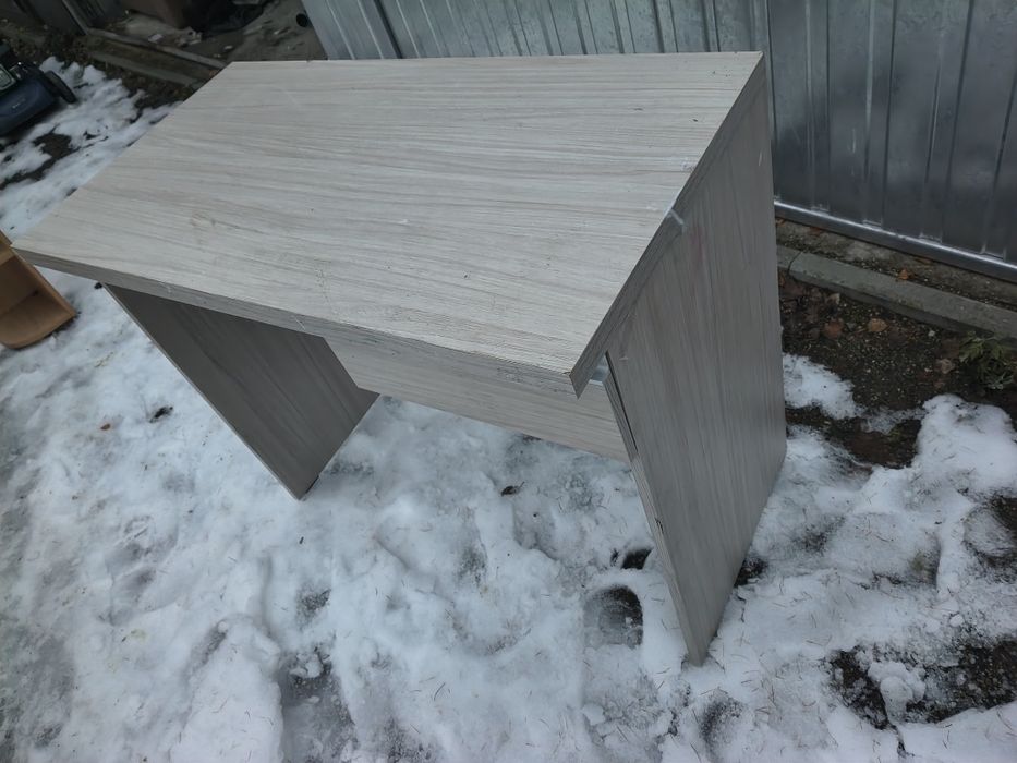 Fajne solidne biurko jasne z szufladka tanio