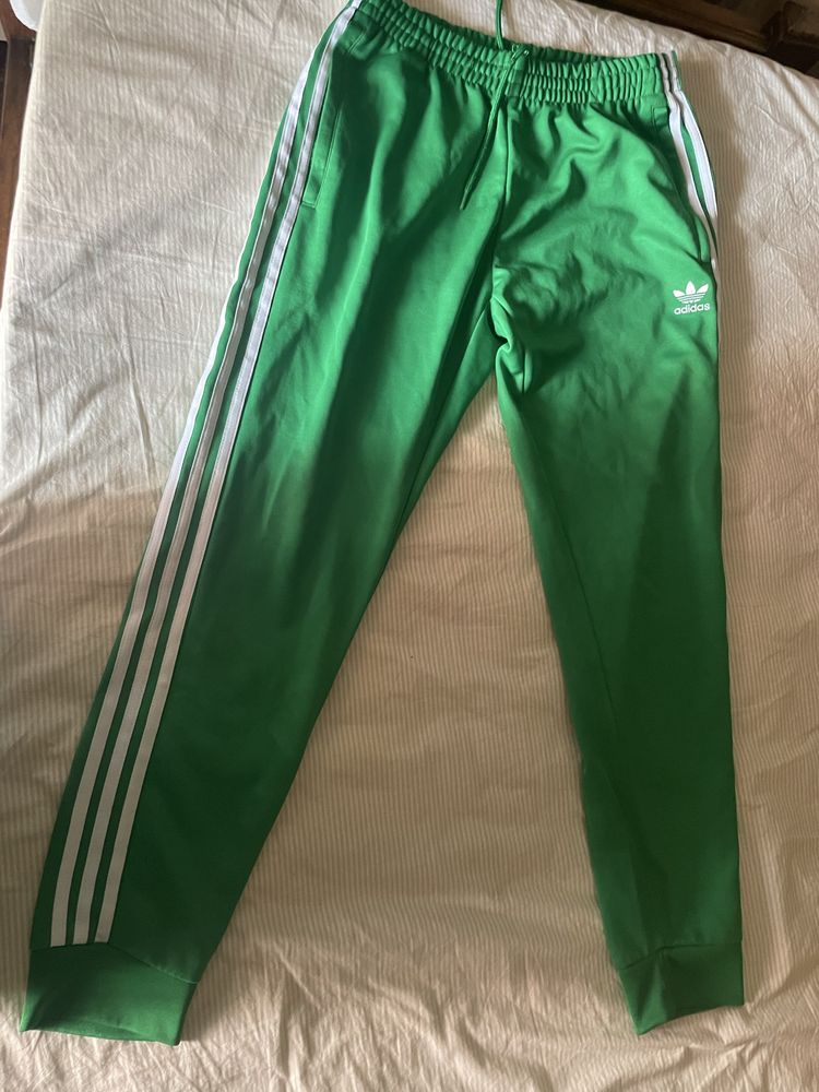 Fato treino de adidas em bom estado aproveita está num bom preço bom.