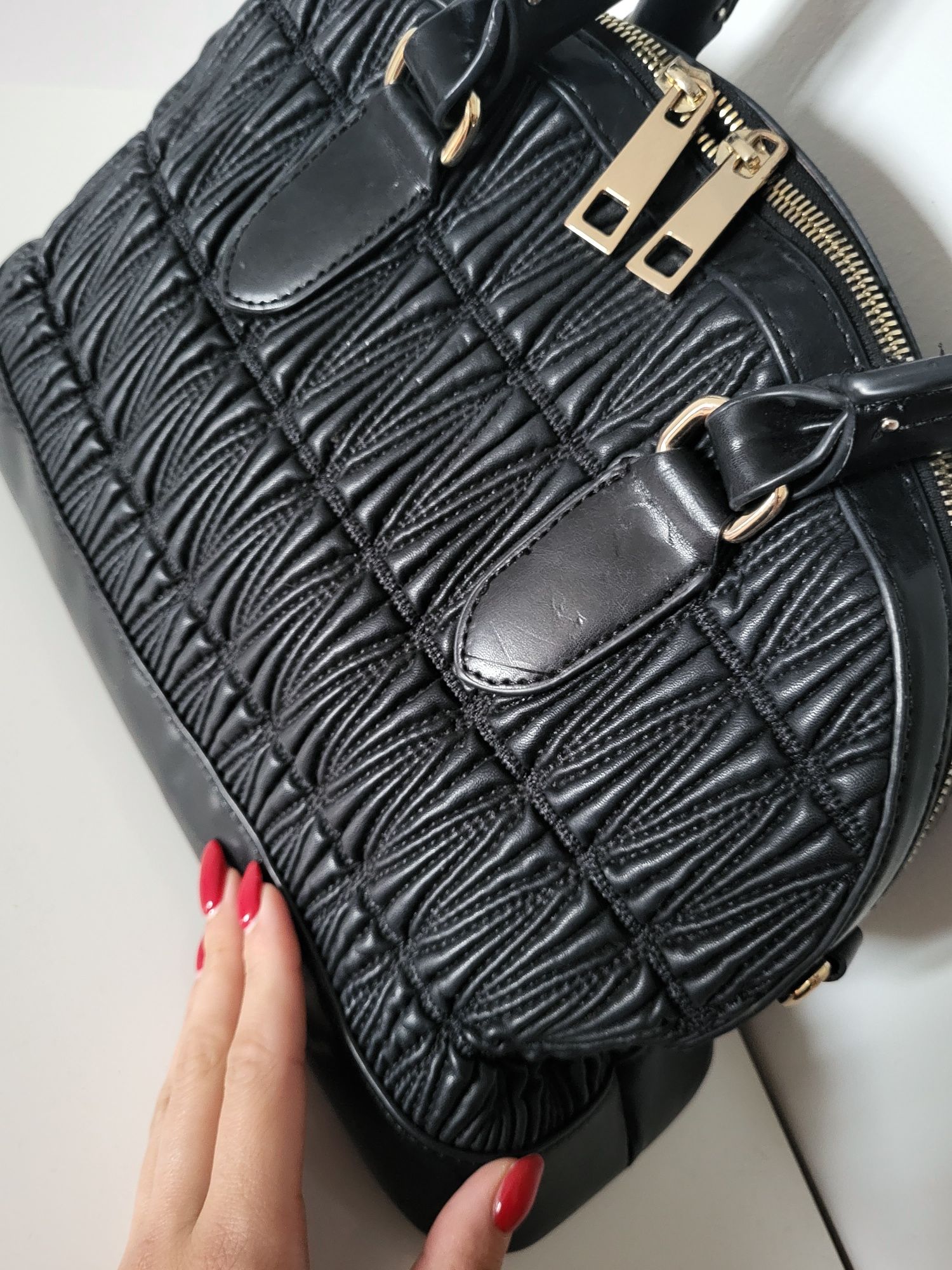 Zara torebka czarna elegancka pikowana kuferek
