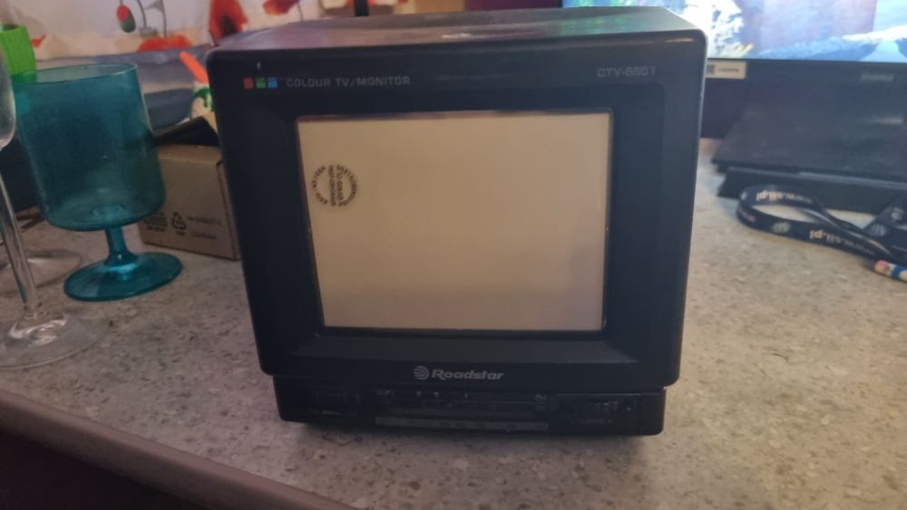 Stary telewizor monitor kolorowy turystyczny