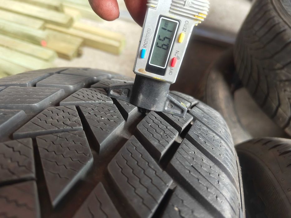 Opony zimowe uzywane 235 55 R18 Vredestein 2021 rok 2 sztuki z38