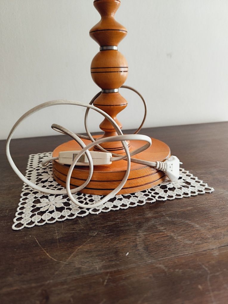 Elegancka drewniana lampka nocna z kremowym abażurem Retro PRL