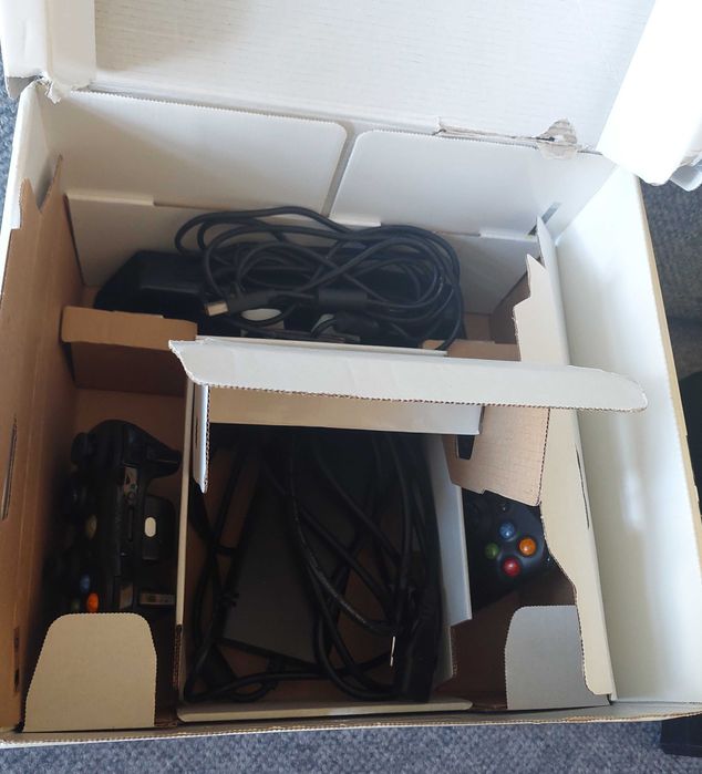 X-box 360 + kinect + 2 pady w kolorze czarnym