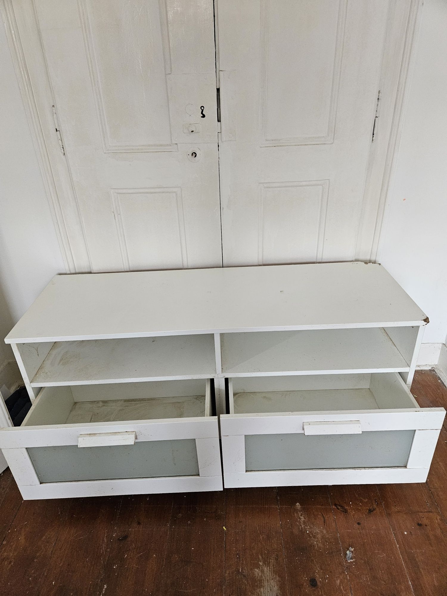 Móvel de Tv - Ikea (funcional mas com marcas de uso)