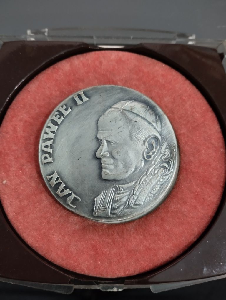 Medal Jan Paweł drugi w pudełku