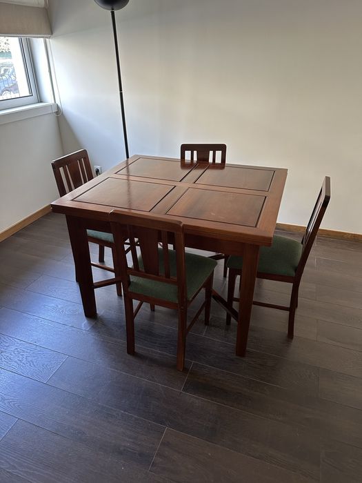 Mesa em madeira com 6 cadeiras